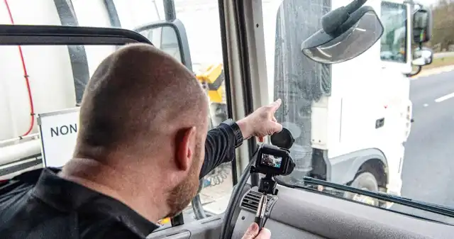 Policja, stosuje, różne, sprawdzone, techniki, walczyć, kierowcami, łamiącymi, przepisy, Jedną, nich, jest, patrolowanie, dróg,  Ciężarówka jako nieoznakowany radiowóz. Policja ma nowy patent