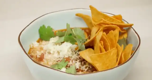Gęsta, aromatyczna, zupa, meksykańska, nachosami, mięsem, mielonym Aromatyczne danie z nachosami