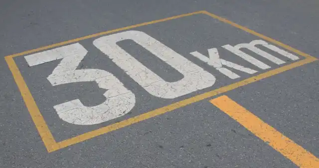 30 km/h w terenie zabudowanym. Unia Europejska zachwycona pomysłem pewnego, czasu, Europie, toczy, dyskusja, dotycząca, ograniczenia, prędkości, obszarze, zabudowanym, Znaczenie, tego, pomysłu, k 30 km/h w terenie zabudowanym. Unia Europejska zachwycona pomysłem
