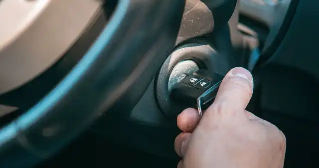 Zimą odpalaj silnik na dwa razy. W ten sposób unikniesz awarii Zima, niskie, temperatury, wyzwanie, wielu, elementów, samochodu, szczególnie, jeśli, stoi, ciepłym, garażu, tylko, zewnątrz, ur Zimą odpalaj silnik na dwa razy. W ten sposób unikniesz awarii