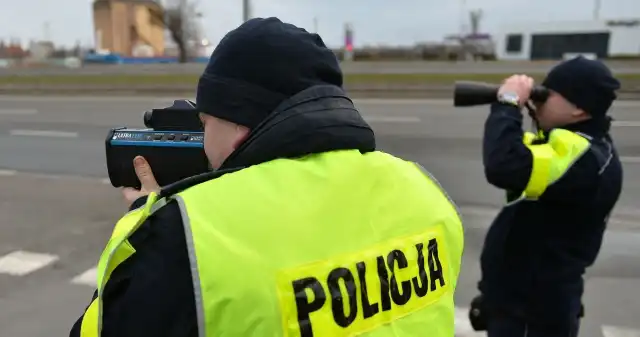 Ściągnij tę aplikację i poczuj się jak policjant. Każdy kierowca powinien ją mieć Ponad, stron, zapisów, prawnych, dziesiątki, rozporządzeń, ciągłe, zmiany, przepisach, codzienność, polskich, kierowców, policja Ściągnij tę aplikację i poczuj się jak policjant. Każdy kierowca powinien ją mieć