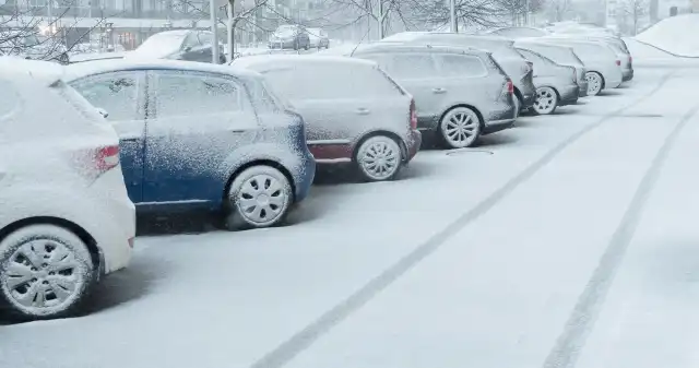 Pokrowiec na auto zimą. Idealna ochrona czy zbędny gadżet? Zima, spore, wyzwanie, kierowców, szczególnie, tych, którzy, mają, możliwości, parkowania, wiatą, garażu, Jednak, problem, zamar Pokrowiec na auto zimą. Idealna ochrona czy zbędny gadżet?