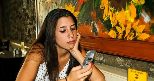  Nowy trend wśród młodych. Dumbphone ratuje sen i życie towarzyskie