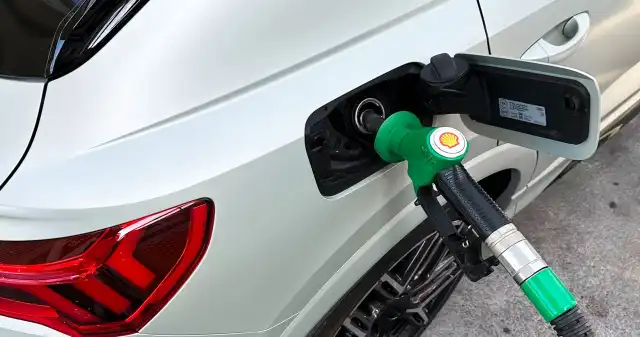 Ceny, paliw, utrzymują, wysokim, poziomie, związku, czym, kierowcy, polują, promocje, stacjach, ramach, współpracy, pewnej, siec Lidl daje zniżki na paliwo. Litr nawet 40 gr taniej, ale trzeba się spieszyć