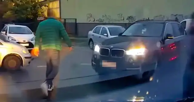 Kierowca BMW wrzucił kierunkowskaz. A potem się zaczęło warszawskim, parkingu, doszło, spięcia, między, kierowcami, niedozwolone, miejsce, Agresja, jednego, nich, została, uchwycona, n Kierowca BMW wrzucił kierunkowskaz. A potem się zaczęło