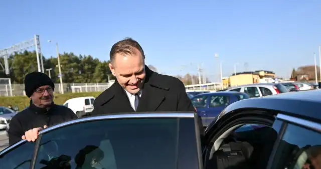 Nawrocki jeździ autem za połowę jednej pensji. Zaskakujące auto kandydata Karol, Nawrocki, został, ogłoszony, kandydatem, prezydenta, Polski, nieznany, szerzej, historyk, blisko, powiązany, który, właśn Nawrocki jeździ autem za połowę jednej pensji. Zaskakujące auto kandydata