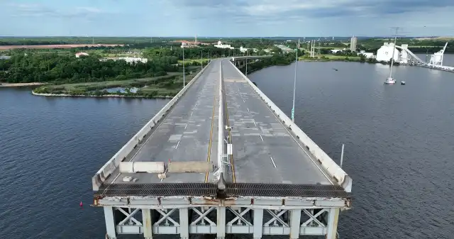 Google Maps poprowadziło przez zamknięty most. Tragiczna pomyłka Trzech, mężczyzn, wieku, między, zginęło, wypadku, drogowym, samochód, którym, podróżowali, spadł, zerwanego, mostu, Indiach, Mę Google Maps poprowadziło przez zamknięty most. Tragiczna pomyłka