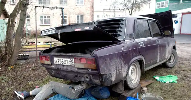 Rosjanie cofnęli się do 1982 roku. Większość stać tylko na Łady Najlepiej, sprzedającym, samochodem, używanym, Rosji, jest, obecnie, Łada, 2107, czyli, model, bazujący, technice, Fiata, sześćd Rosjanie cofnęli się do 1982 roku. Większość stać tylko na Łady