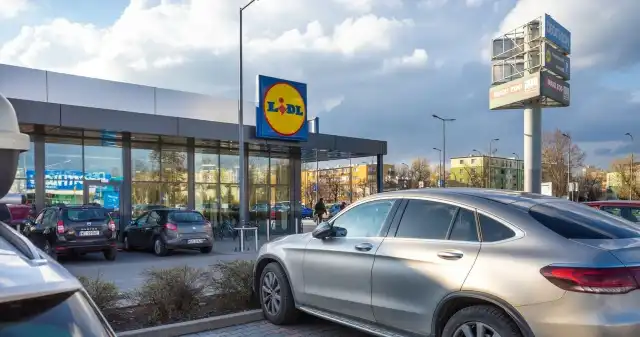 Rewolucja na parkingach Lidla i Biedronki. Patrz na znaki albo mandat 3 tys. zł Wraz, rozwojem, elektromobilności, kolejne, sieci, supermarketów, dyskontów, wprowadzają, stacje, ładowania, parkingach, przy, s Rewolucja na parkingach Lidla i Biedronki. Patrz na znaki albo mandat 3 tys. zł