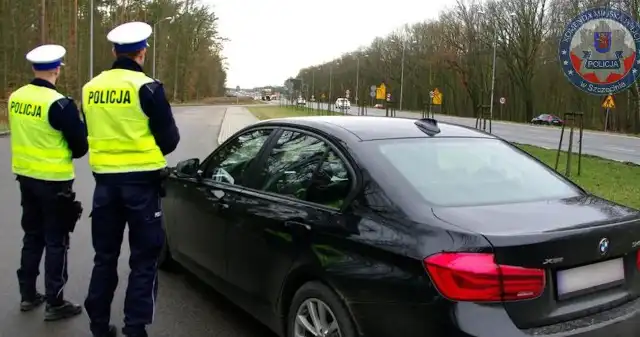 Policjanci zaskoczeni nietypową propozycją. Raz, dwa, trzy, ścigamy się. Kierowca, Mercedesa, podjechał, nieoznakowanego, radiowozu, zaproponował, ściganie, świateł, Policjanci, powstrzymali, drogowego Policjanci zaskoczeni nietypową propozycją. Raz, dwa, trzy, ścigamy się.