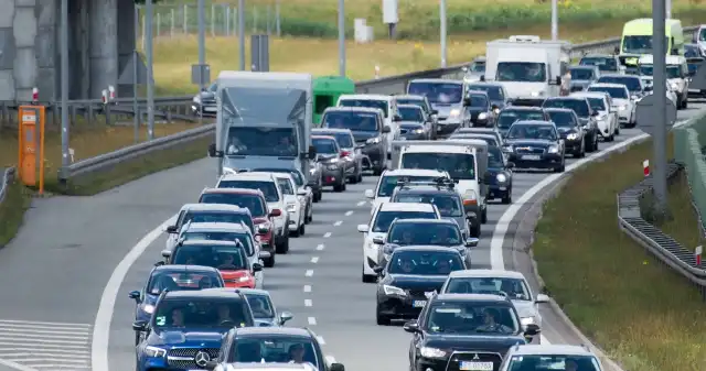 Tablice, technicznie, rzecz, biorąc, znaki, tekście, symbolem, czarnej, dłoni, informacjami, stop, oraz, kierunek, można, spotka Widzisz znak z czarną dłonią? Nie jedź tam, bo ryzykujesz życiem