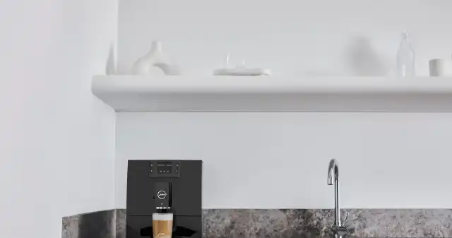 Krowie czy roślinne? Jakie mleko tworzy idealną piankę do kawy? myślimy, idealnej, kawie, mlekiem, naszej, wyobraźni, pojawia, aksamitna, gęsta, pianka, uzyskanie, takiego, efektu, wcale, jest Krowie czy roślinne? Jakie mleko tworzy idealną piankę do kawy?