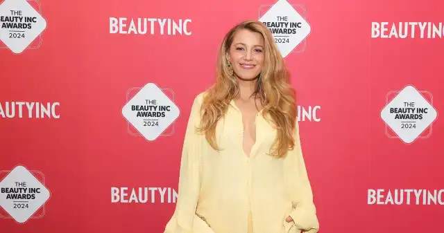 Blake Lively znów przyciągnęła spojrzenia. Pastelowy kolor będzie hitem? Blake Lively znów przyciągnęła spojrzenia. Pastelowy kolor będzie hitem?