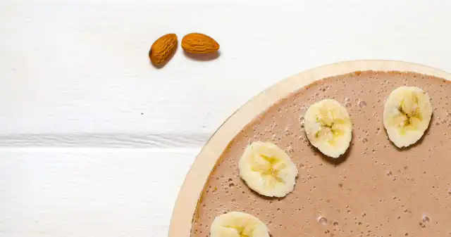 Obłędny sernik bananowy bez pieczenia Masz, ochotę, słodkiego, upały, lepszego, schłodzone, owoce, Polecamy, przepis, sernik, bananowy Obłędny sernik bananowy bez pieczenia