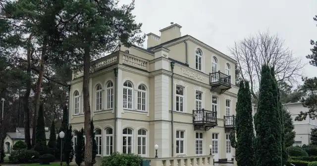 Budynek przez lata stał zrujnowany. Dziś wnętrza skrywają prawdziwe skarby Budynek przez lata stał zrujnowany. Dziś wnętrza skrywają prawdziwe skarby