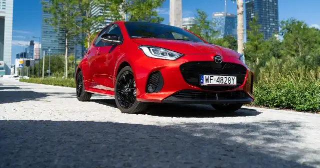 Wygląda jak Toyota Yaris, ale ma nad nią jedną, poważną przewagę Wygląda jak Toyota Yaris, ale ma nad nią jedną, poważną przewagę