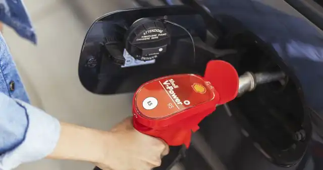  Paliwo tańsze nawet o 30 gr na litrze. Jak i gdzie zatankować taniej?