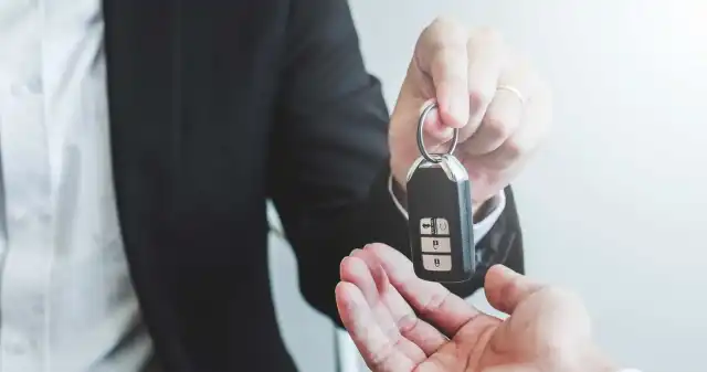 Sprzedajesz auto obcokrajowcowi? Umowa najlepiej w dwóch językach Sprzedajesz auto obcokrajowcowi? Umowa najlepiej w dwóch językach