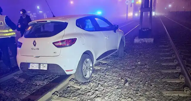 Clio, które chciało być tramwajem. Rekord w jeździe autem po torach Clio, które chciało być tramwajem. Rekord w jeździe autem po torach