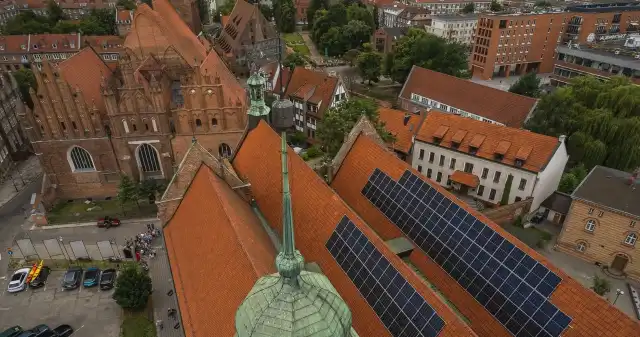  Parafia nie chce usunąć paneli słonecznych z bazyliki. Grzywny nie pomagają