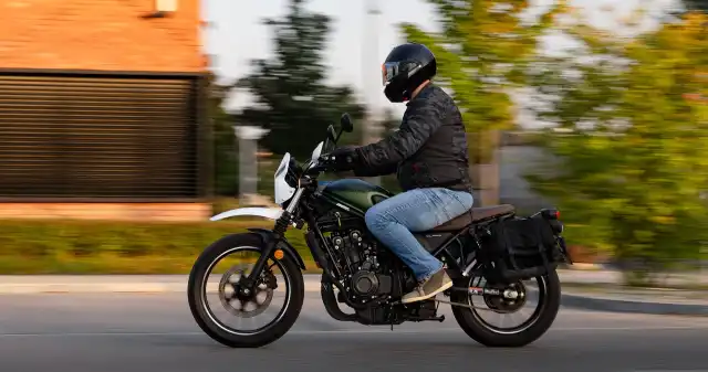  Nowe przepisy o omijaniu korków. Motocykliści z Polski się ucieszą