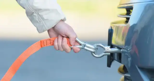  Kiedy można holować na autostradzie. Kierowcy zapominają o wyjątkach