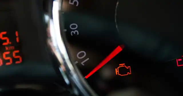  Check engine świeci się na czerwono. Kiedy można jechać, a kiedy wezwać lawetę?