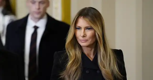Melania Trump zaskoczyła oficjalnym zdjęciem. Uwagę zwraca jeden szczegół Melania Trump zaskoczyła oficjalnym zdjęciem. Uwagę zwraca jeden szczegół
