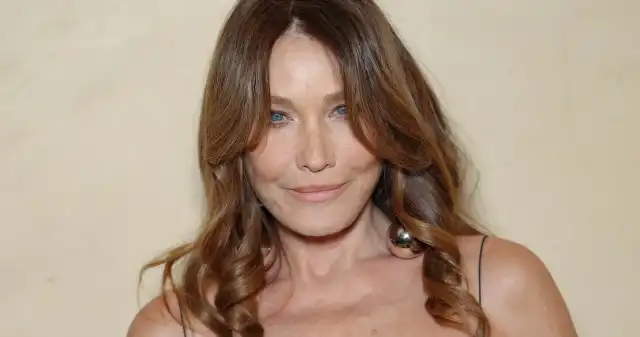 Carla Bruni zachwyciła na pokazie mody. W stylizacji całe show skradł jeden element Carla Bruni zachwyciła na pokazie mody. W stylizacji całe show skradł jeden element