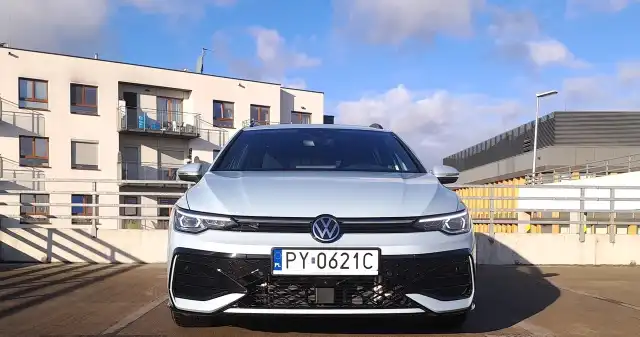  Volkswagen Golf żegluje i jeździ na dwóch cylindrach. Tak generuje oszczędności