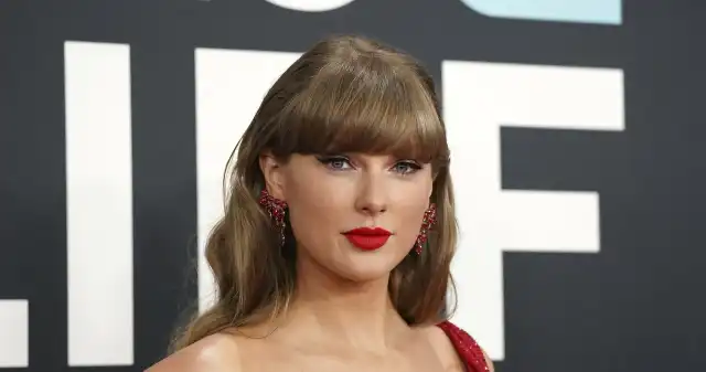 Taylor Swift wróciła do domu bez statuetki, za to skradła show. Zachwyciła w czerwonej mini Taylor Swift wróciła do domu bez statuetki, za to skradła show. Zachwyciła w czerwonej mini