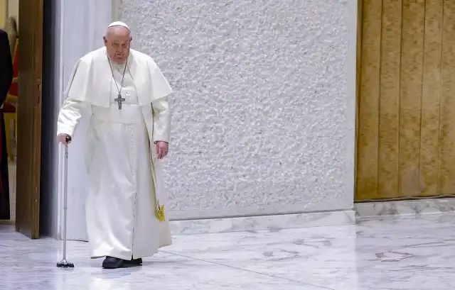 Wzruszające spotkanie papieża z 9-latkiem. Chłopiec odsłonił przed Franciszkiem swoje rany Wzruszające spotkanie papieża z 9-latkiem. Chłopiec odsłonił przed Franciszkiem swoje rany