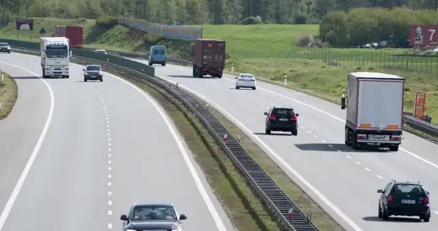  Dwa wypadki na A2. Kierowcy wjechali pod prąd przez złe oznakowanie?