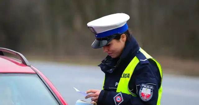  Jak rozmawiać z policjantem, żeby uniknąć z mandatu. To sprawdzone sposoby