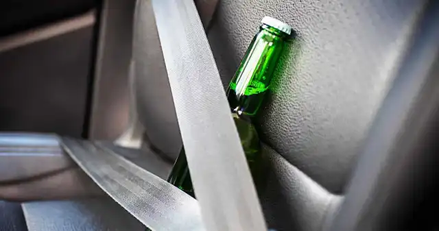  Czy można pić alkohol w samochodzie, sprawdź co mówi prawo