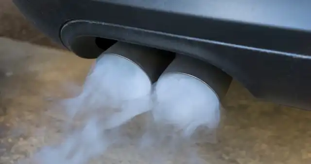  Twoje auto dymi na biało. Jest się czego bać? 