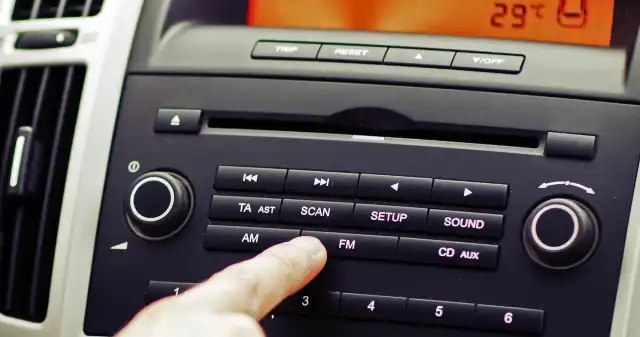  Kierowcy zapominają opłacić abonament za radio w samochodzie. Co im grozi?