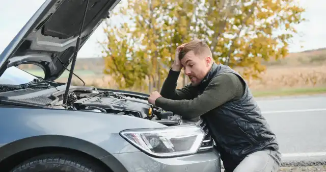  Silnik wydaje dziwne dźwięki. Stuka, syczy i trzeszczy. Co się zepsuło?