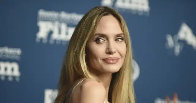 Angelina Jolie na festiwalu filmowym. Aktorka olśniła w zjawiskowej kreacji Angelina Jolie na festiwalu filmowym. Aktorka olśniła w zjawiskowej kreacji