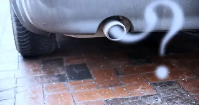 Dlaczego samochód dymi na niebieskiego? To powód do obaw, czy normalna rzecz?