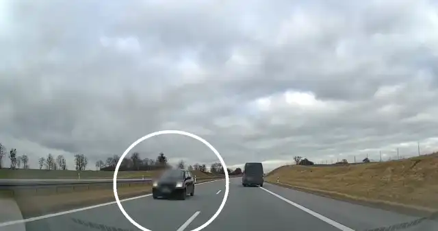  Zawróciła, bo przypomniało jej się, gdzie chciała jechać. Zajmie się nią sąd