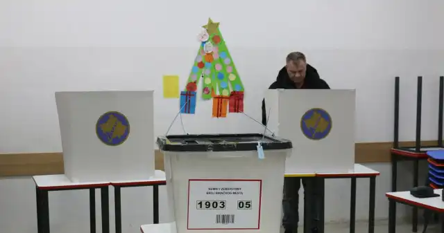  Kosowo głosuje. Rozpoczęły się wybory parlamentarne, w tle napięta sytuacja na Bałkanach