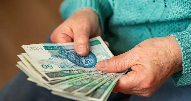  Część seniorów dostanie przelewy wcześniej. Kiedy trzynastka trafi na konto?
