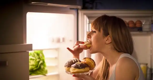 Regulują emocje za pomocą jedzenia. Psycholog: Nazwij je, nie zajadaj ich Regulują emocje za pomocą jedzenia. Psycholog: Nazwij je, nie zajadaj ich