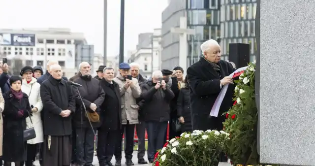  Kaczyński przemówił przed pomnikiem smoleńskim. To ma być zapomniane