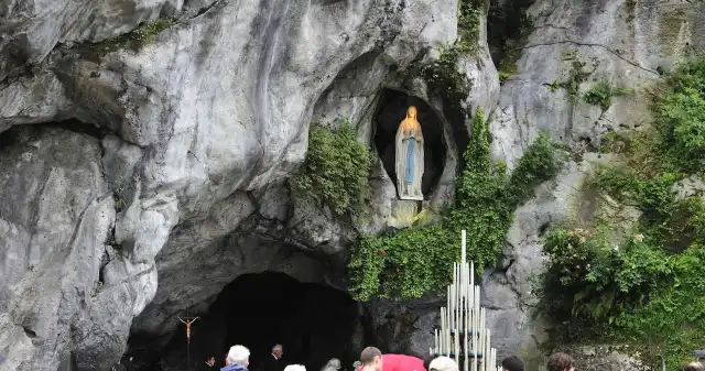  11 lutego Kościół wspomina wyjątkowe miejsce. Każdego roku przybywają tam tłumy pielgrzymów