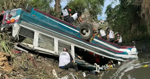  Tragiczny wypadek, zginęło 51 osób. Autobus runął z mostu. Prezydent Gwatemali ogłasza żałobę