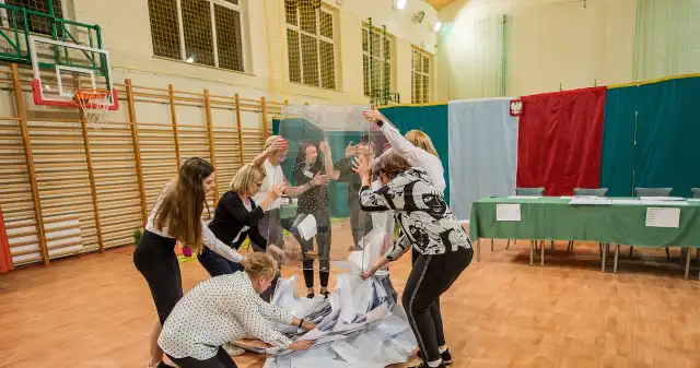  Ile zarabia członek komisji wyborczej? Kwoty zaczynają się od 500 zł. Kluczowe zasady