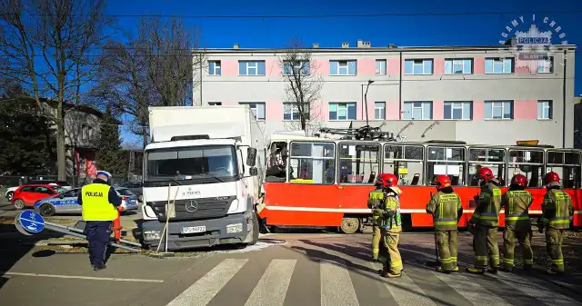  Wypadek w Świętochłowicach. Ciężarówka zderzyła się z tramwajem