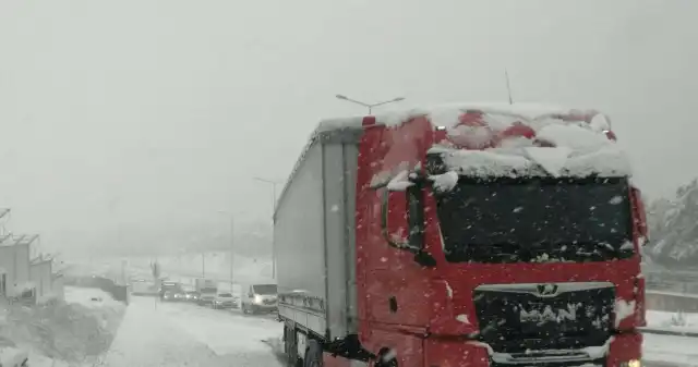  Zamykają szkoły, odwołują loty, duża część miasta sparaliżowana. Zima uderzyła w metropolię